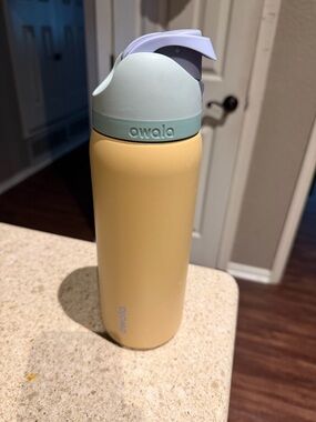 Owala Pastel Yellow Stainless Water Bottle with Mint Cap